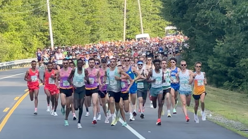 Runners on the TD Beach to Beacon course in Cape Elizabeth in 2025. (Spectrum News file photo)
